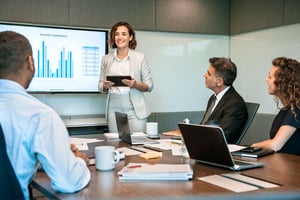 Geschäftsfrau bei der Präsentation im Sitzungssaal iStock-1269128201